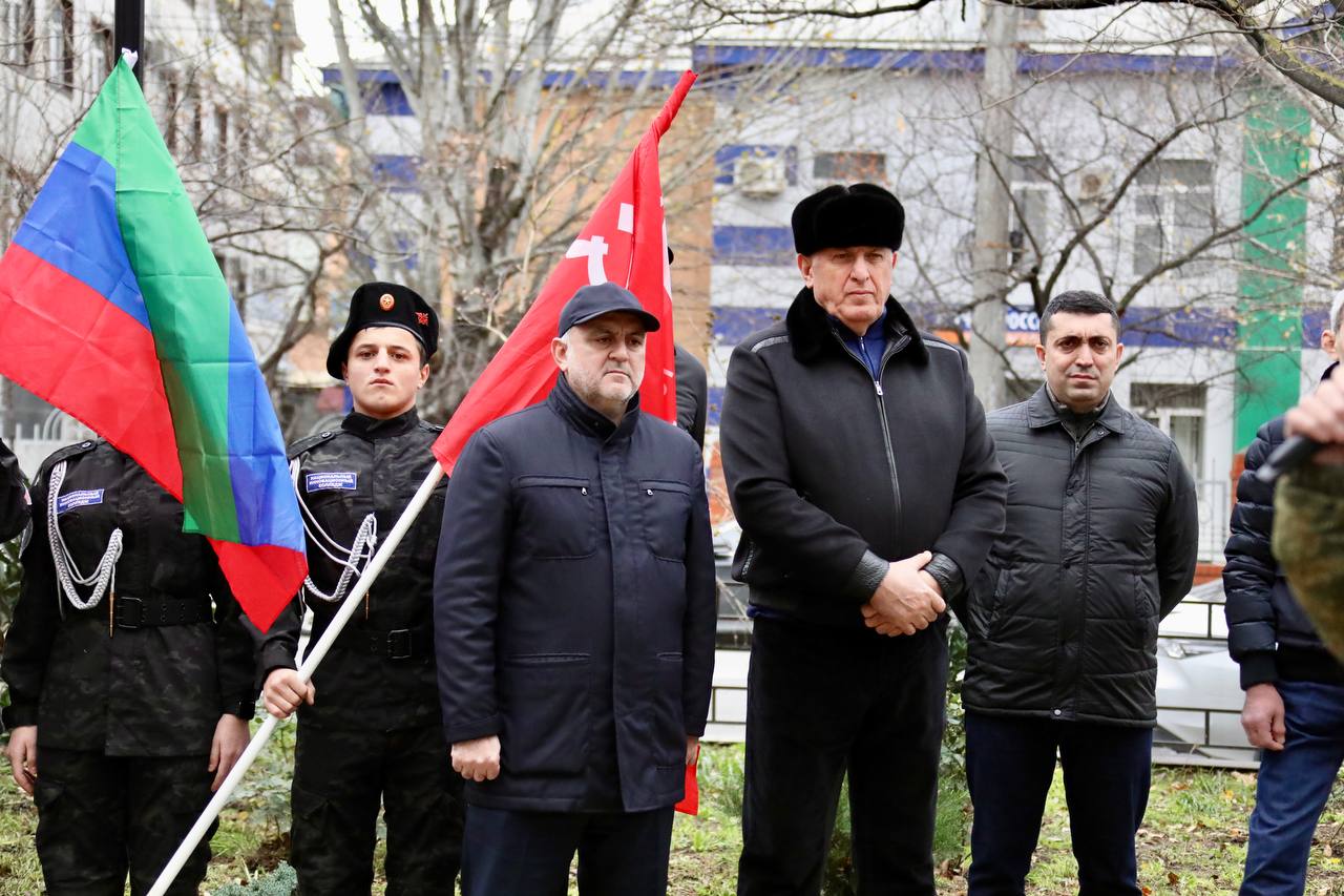 Абдулмуслим Абдулмуслимов возложил цветы к памятнику Герою России Магомеду Нурбагандову