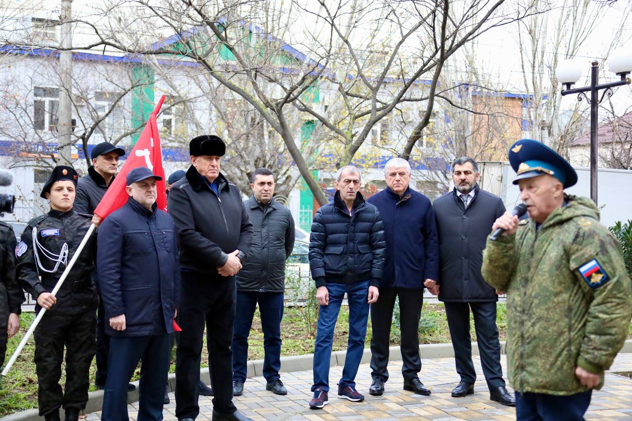 Абдулмуслим Абдулмуслимов возложил цветы к памятнику Герою России Магомеду Нурбагандову