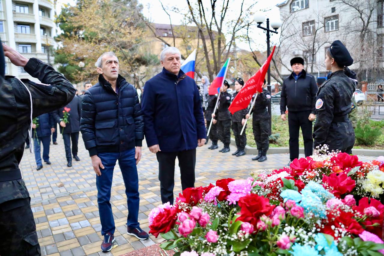 Абдулмуслим Абдулмуслимов возложил цветы к памятнику Герою России Магомеду Нурбагандову