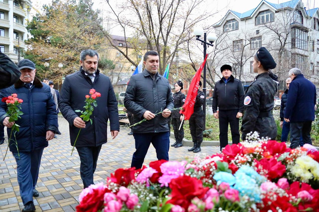Абдулмуслим Абдулмуслимов возложил цветы к памятнику Герою России Магомеду Нурбагандову