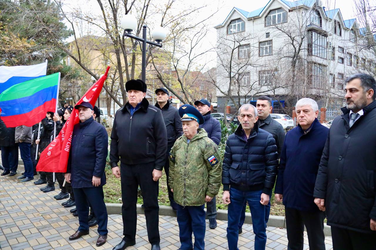 Абдулмуслим Абдулмуслимов возложил цветы к памятнику Герою России Магомеду Нурбагандову