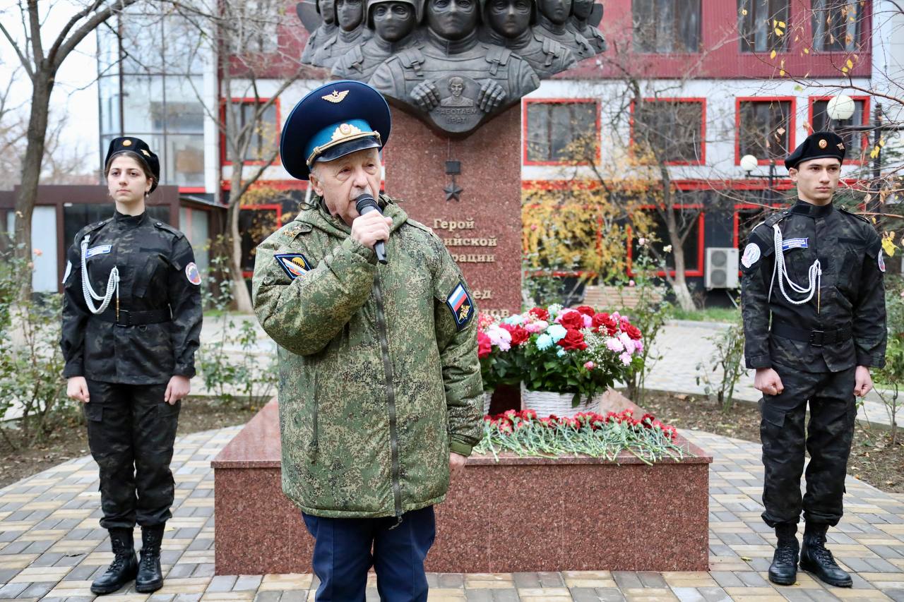 Абдулмуслим Абдулмуслимов возложил цветы к памятнику Герою России Магомеду Нурбагандову