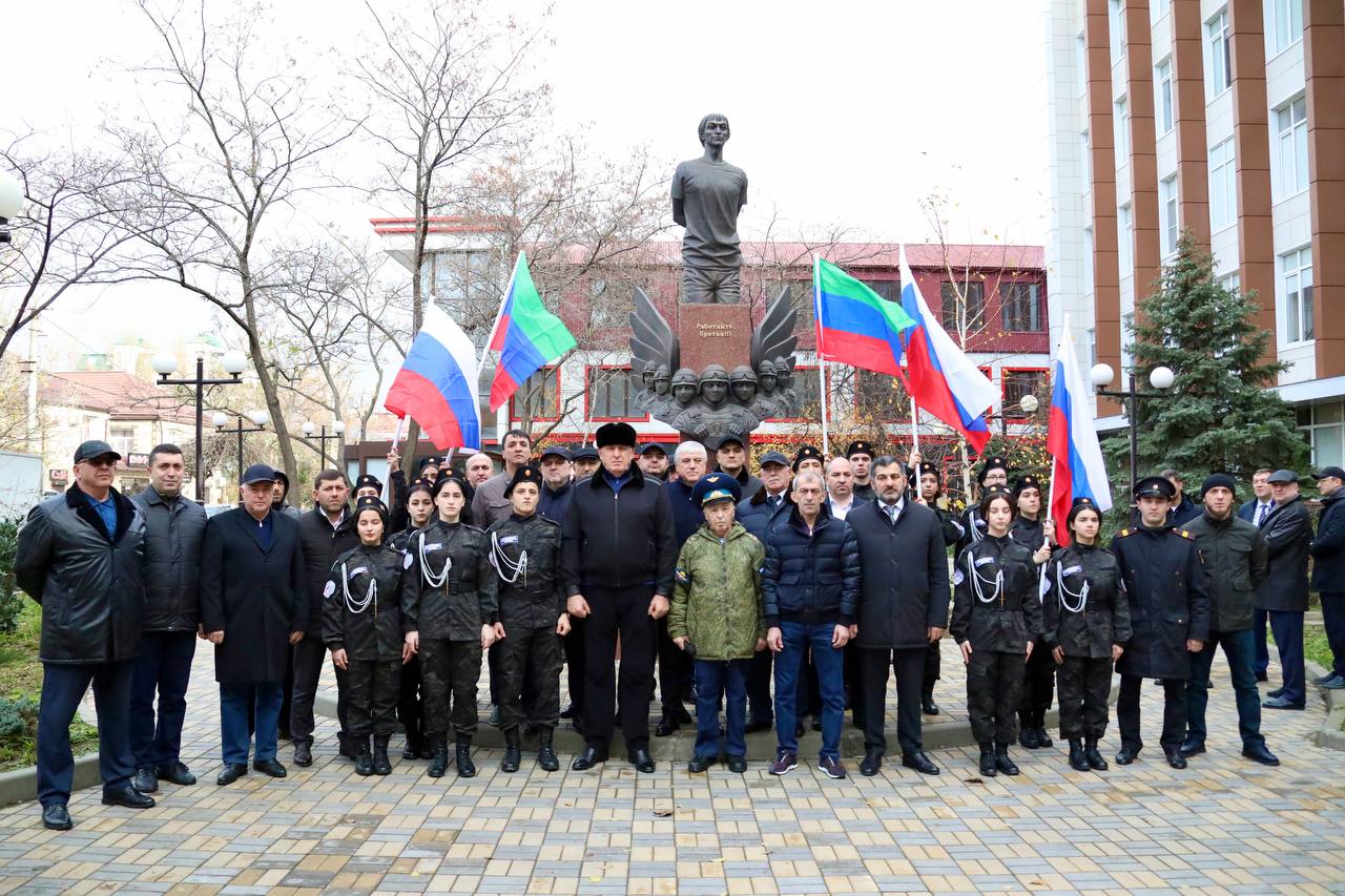 Абдулмуслим Абдулмуслимов возложил цветы к памятнику Герою России Магомеду Нурбагандову