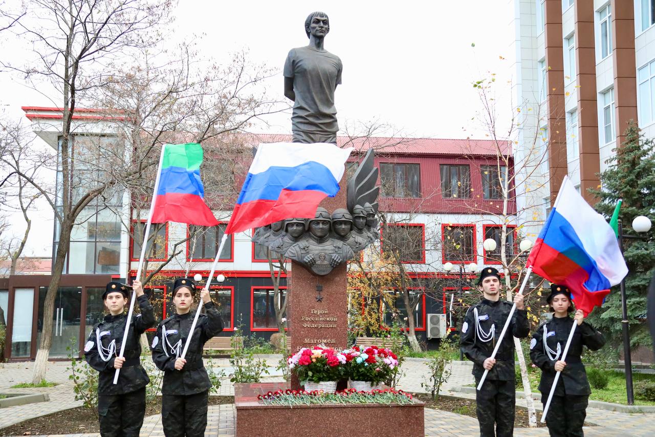 Абдулмуслим Абдулмуслимов возложил цветы к памятнику Герою России Магомеду Нурбагандову