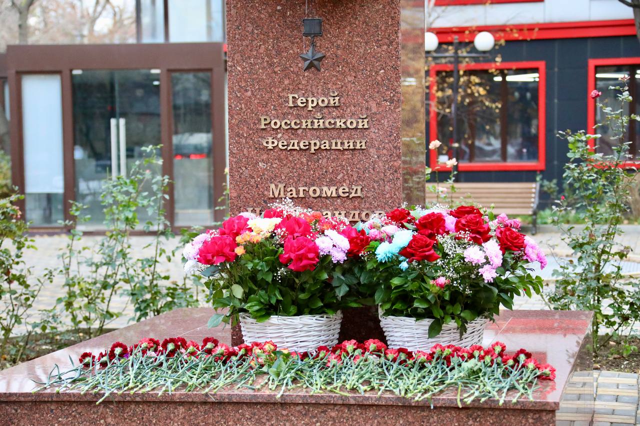 Абдулмуслим Абдулмуслимов возложил цветы к памятнику Герою России Магомеду Нурбагандову