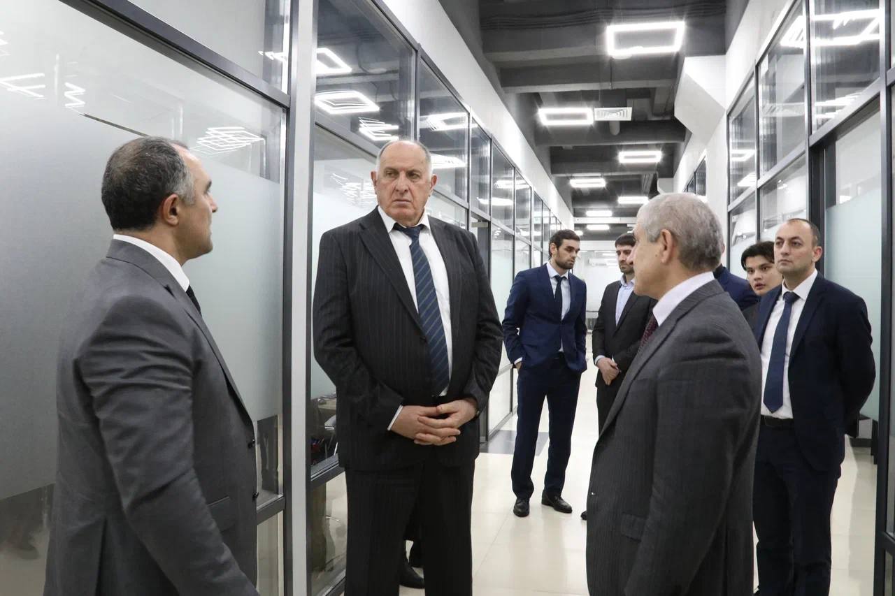 Абдулмуслим Абдулмуслимов положительно оценил работу коллектива Минцифры Дагестана