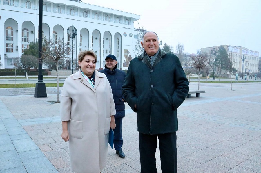 Абдулмуслим Абдулмуслимов передал передвижные медицинские комплексы медучреждениям республики