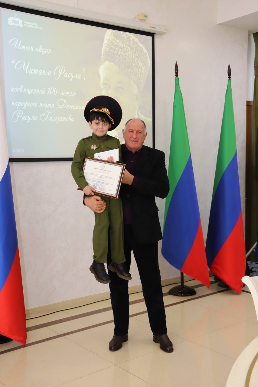 Абдулмуслим Абдулмуслимов наградил победителей акции #ЧитаемРасула
