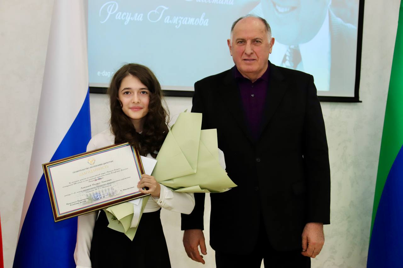 Абдулмуслим Абдулмуслимов наградил победителей акции #ЧитаемРасула