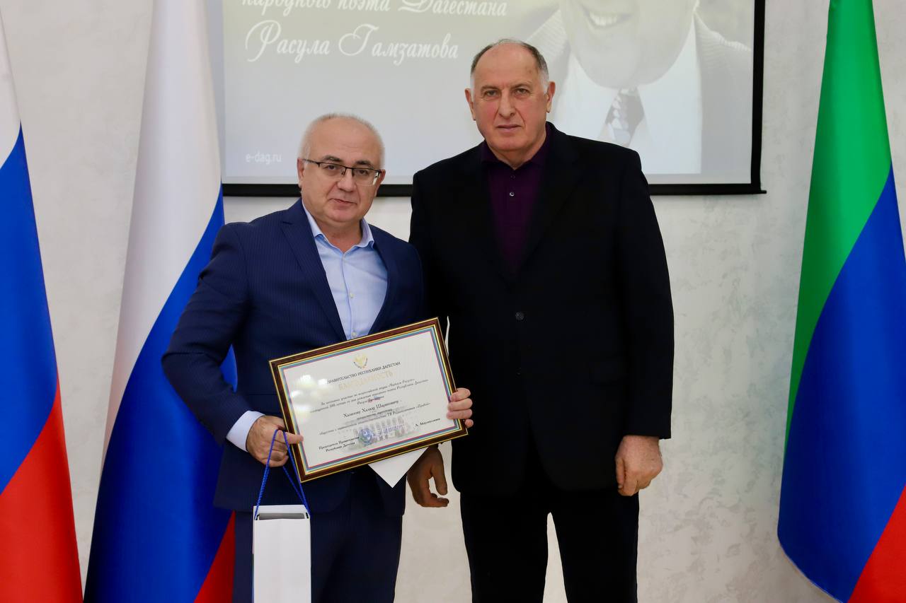 Абдулмуслим Абдулмуслимов наградил победителей акции #ЧитаемРасула
