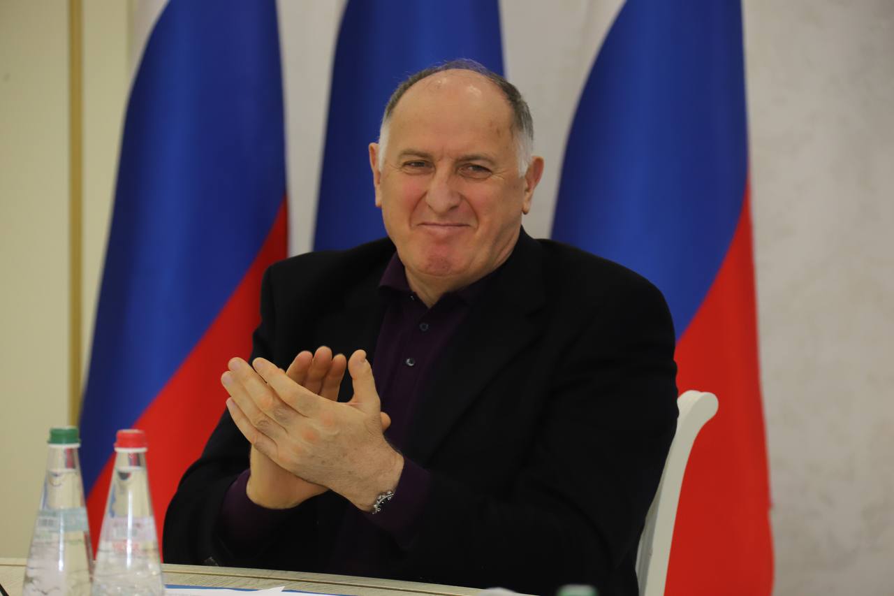 Абдулмуслим Абдулмуслимов наградил победителей акции #ЧитаемРасула