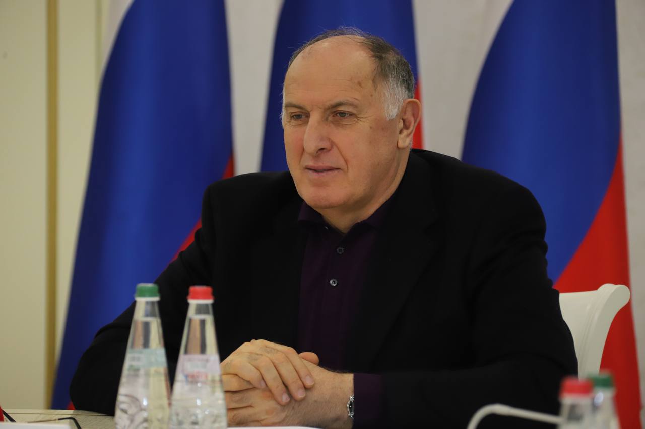 Абдулмуслим Абдулмуслимов наградил победителей акции #ЧитаемРасула
