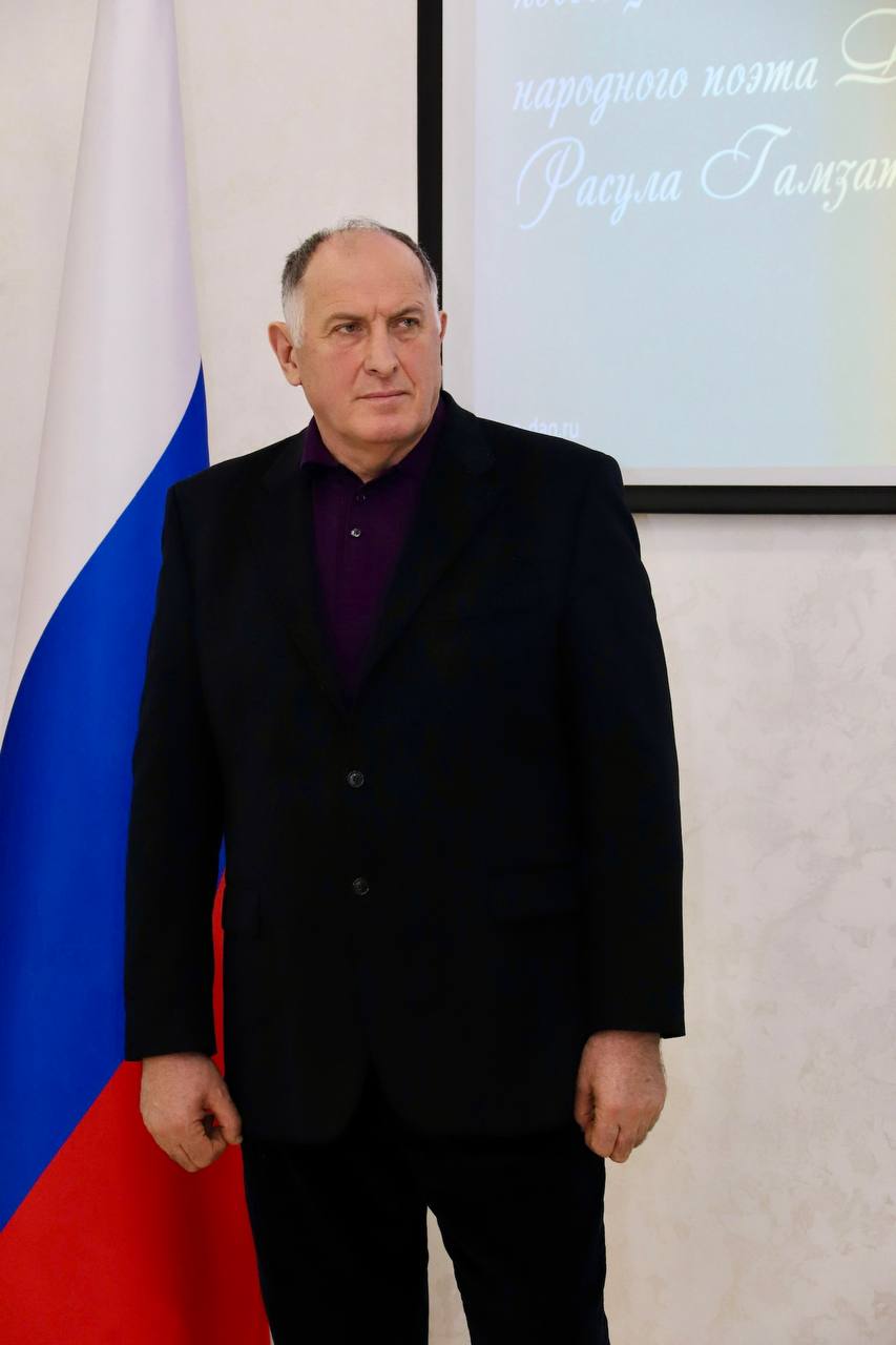 Абдулмуслим Абдулмуслимов наградил победителей акции #ЧитаемРасула