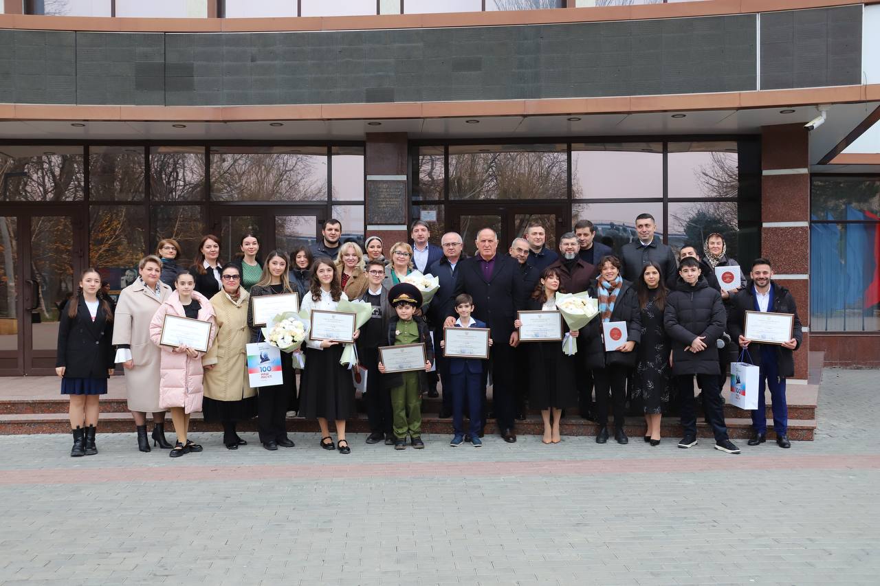 Абдулмуслим Абдулмуслимов наградил победителей акции #ЧитаемРасула