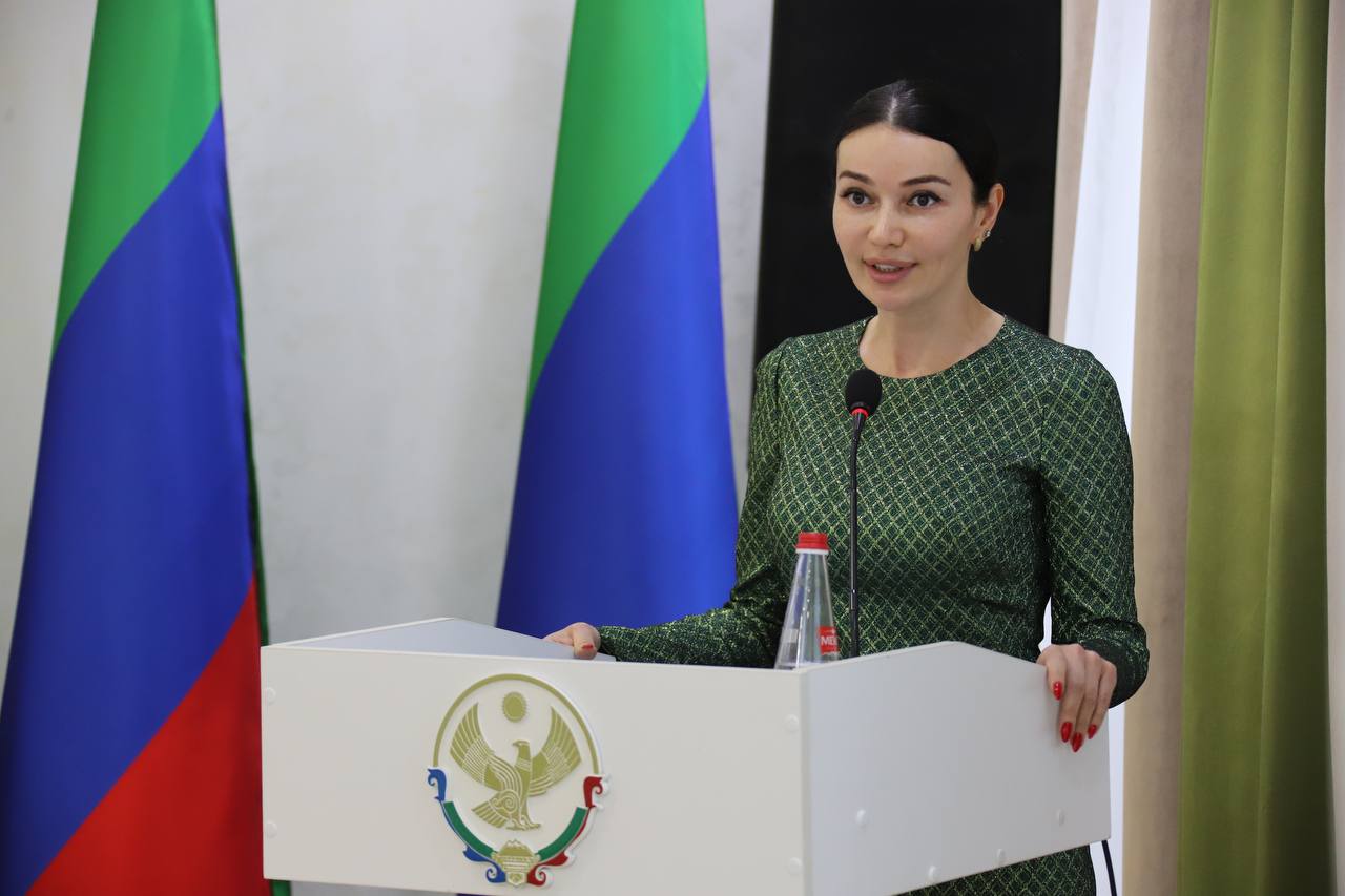 Абдулмуслим Абдулмуслимов наградил победителей акции #ЧитаемРасула