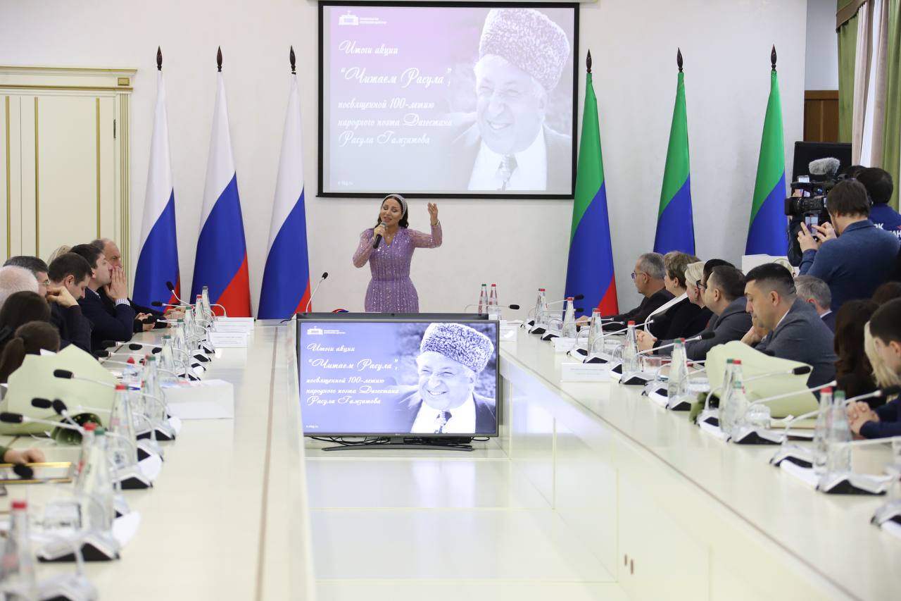 Абдулмуслим Абдулмуслимов наградил победителей акции #ЧитаемРасула