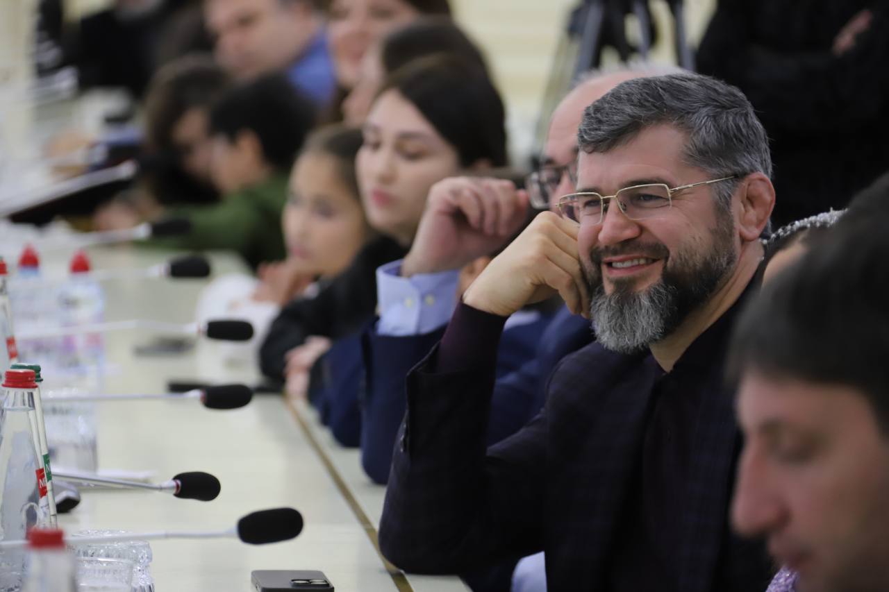 Абдулмуслим Абдулмуслимов наградил победителей акции #ЧитаемРасула