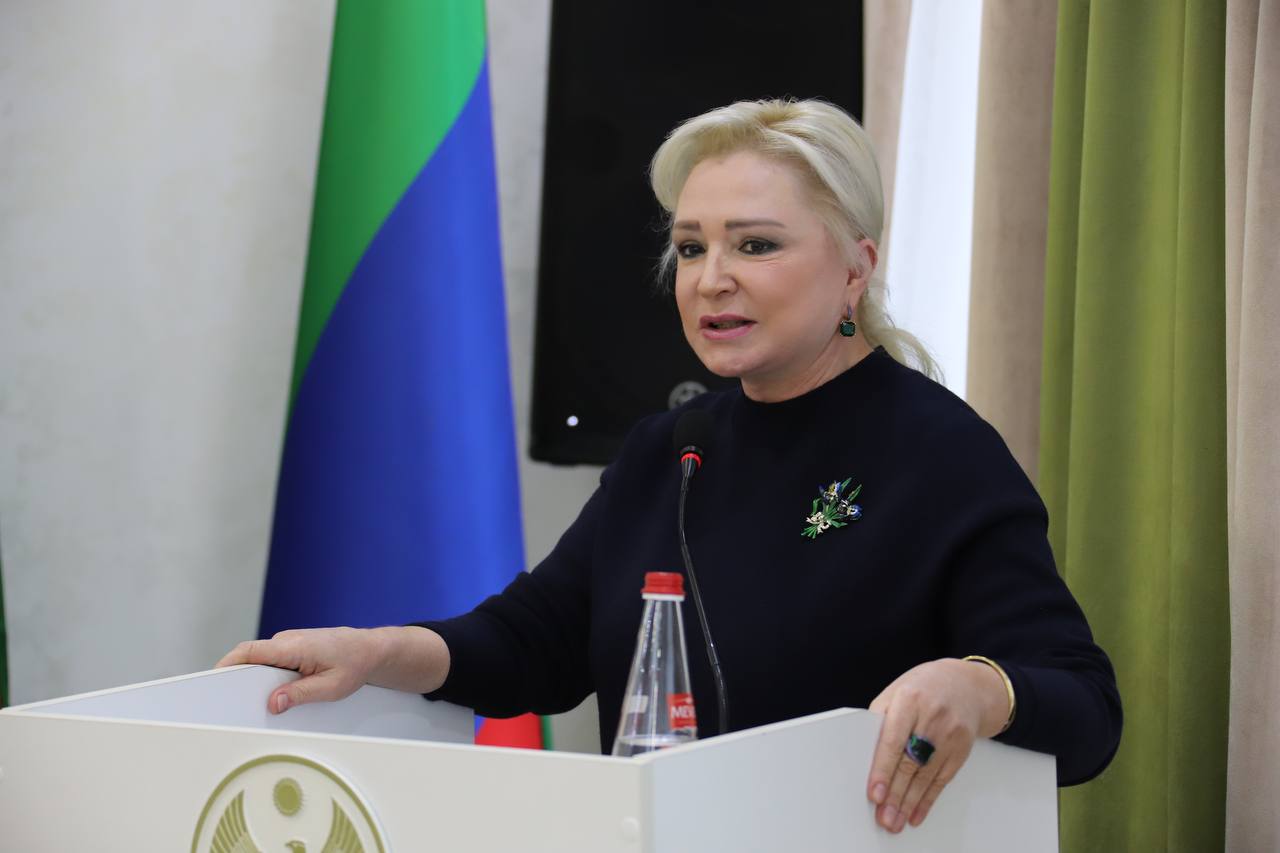 Абдулмуслим Абдулмуслимов наградил победителей акции #ЧитаемРасула