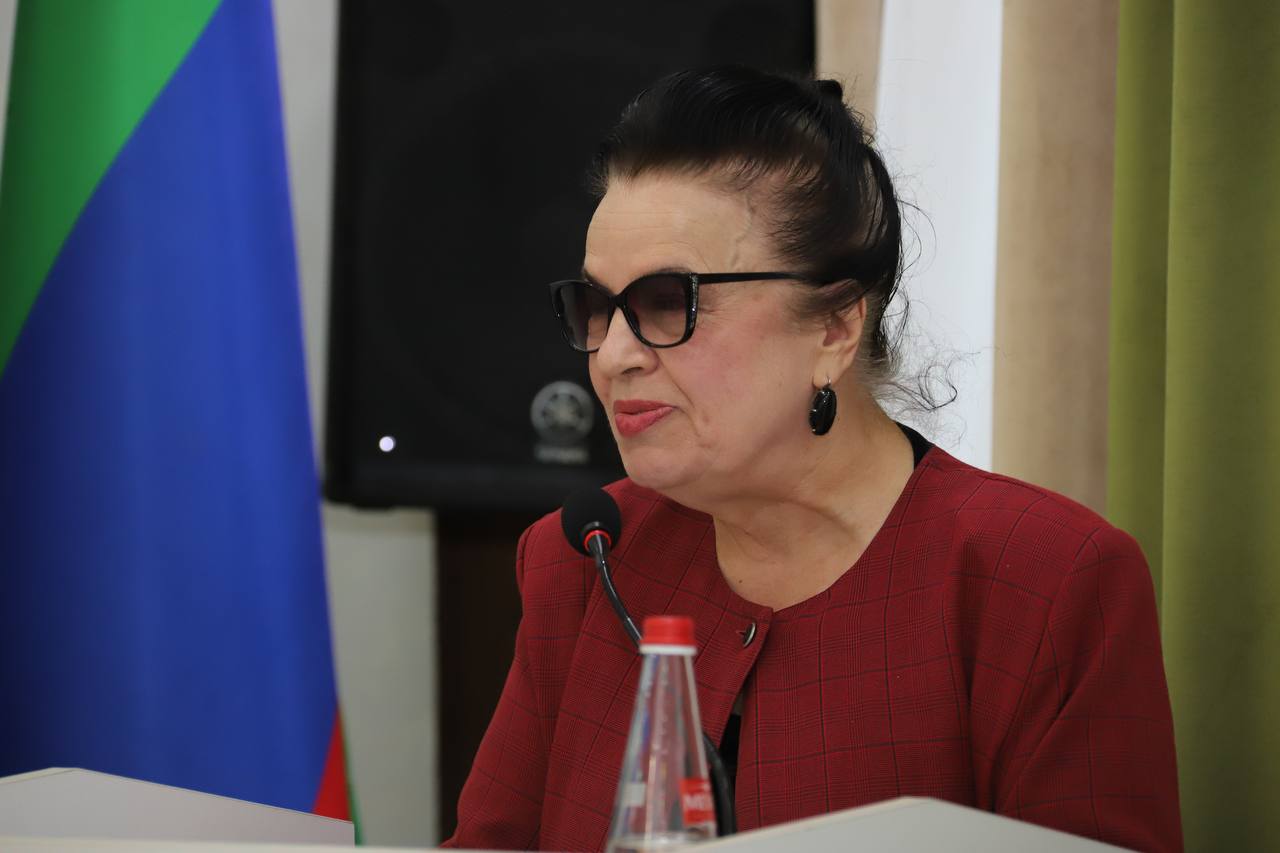 Абдулмуслим Абдулмуслимов наградил победителей акции #ЧитаемРасула