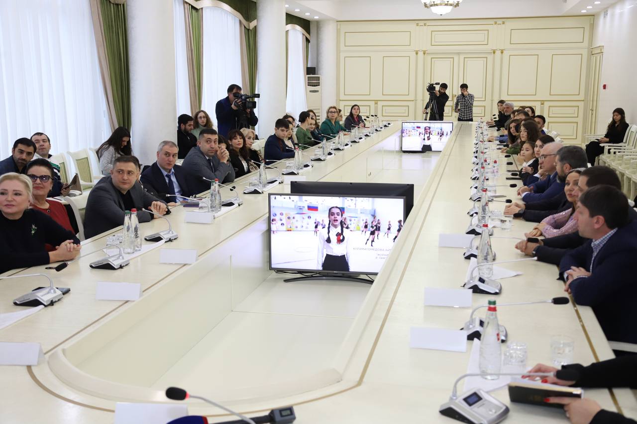 Абдулмуслим Абдулмуслимов наградил победителей акции #ЧитаемРасула