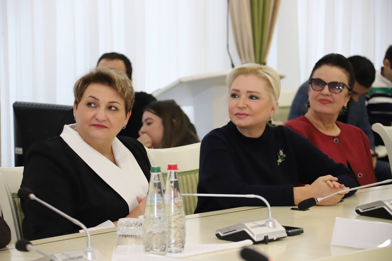 Абдулмуслим Абдулмуслимов наградил победителей акции #ЧитаемРасула