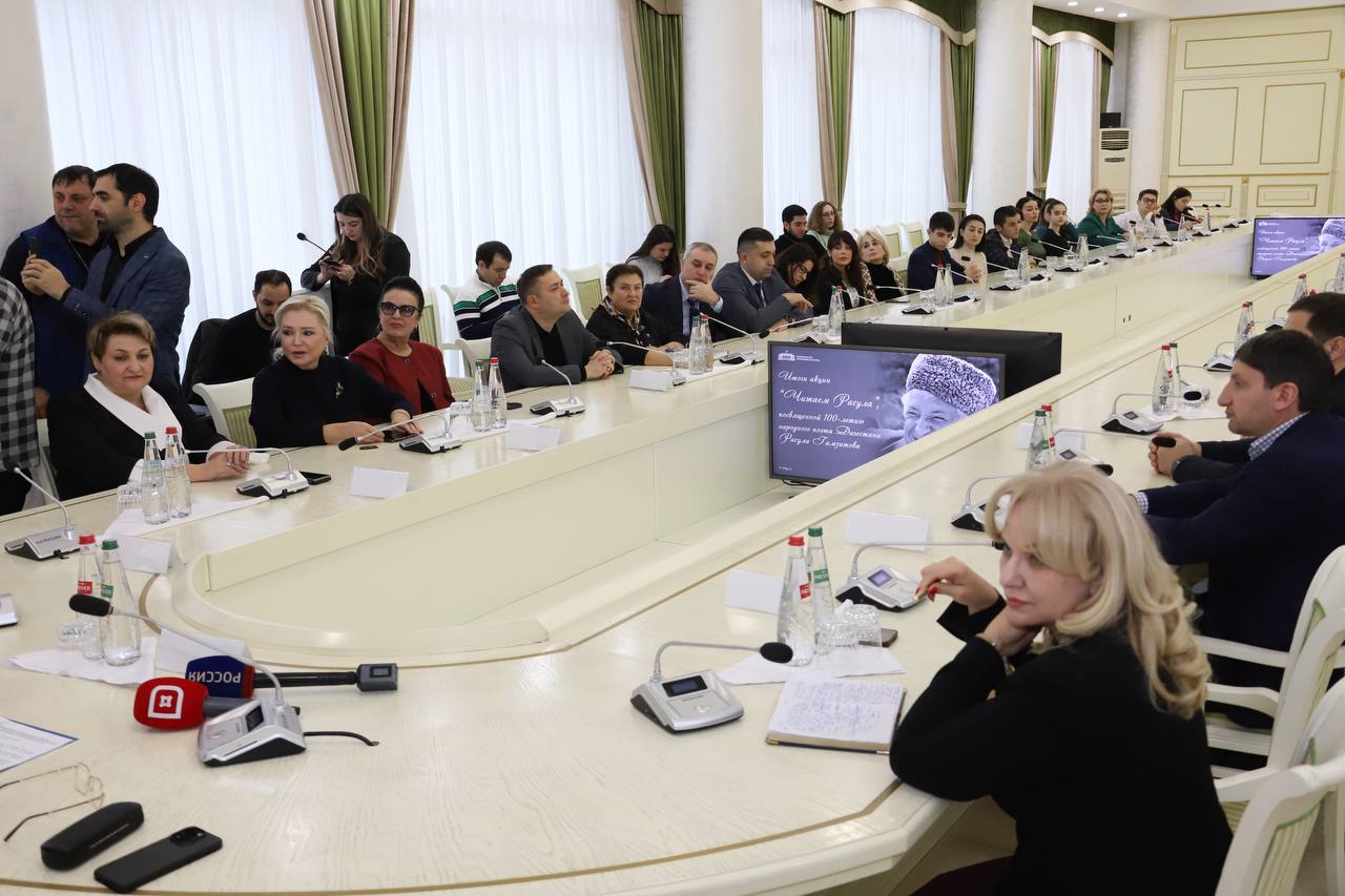 Абдулмуслим Абдулмуслимов наградил победителей акции #ЧитаемРасула