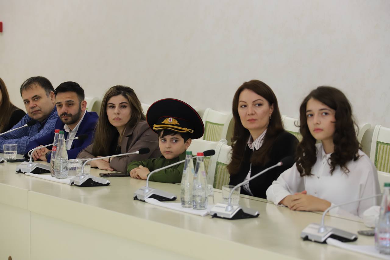 Абдулмуслим Абдулмуслимов наградил победителей акции #ЧитаемРасула