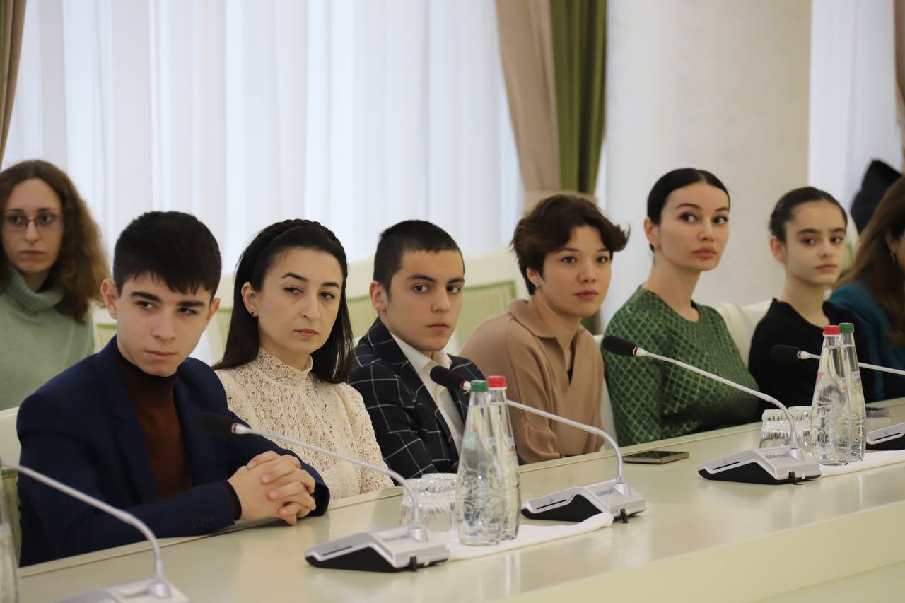 Абдулмуслим Абдулмуслимов наградил победителей акции #ЧитаемРасула