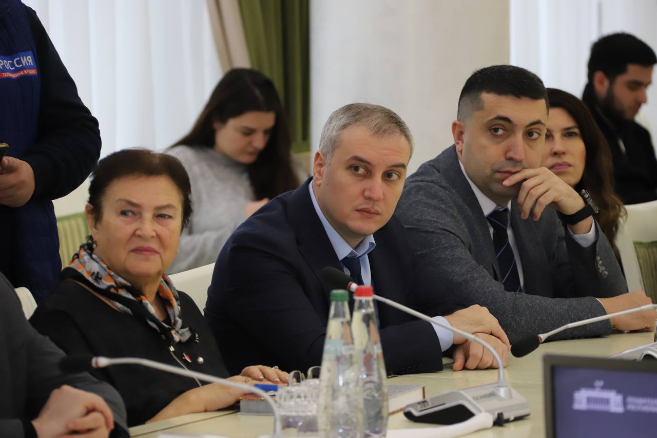 Абдулмуслим Абдулмуслимов наградил победителей акции #ЧитаемРасула