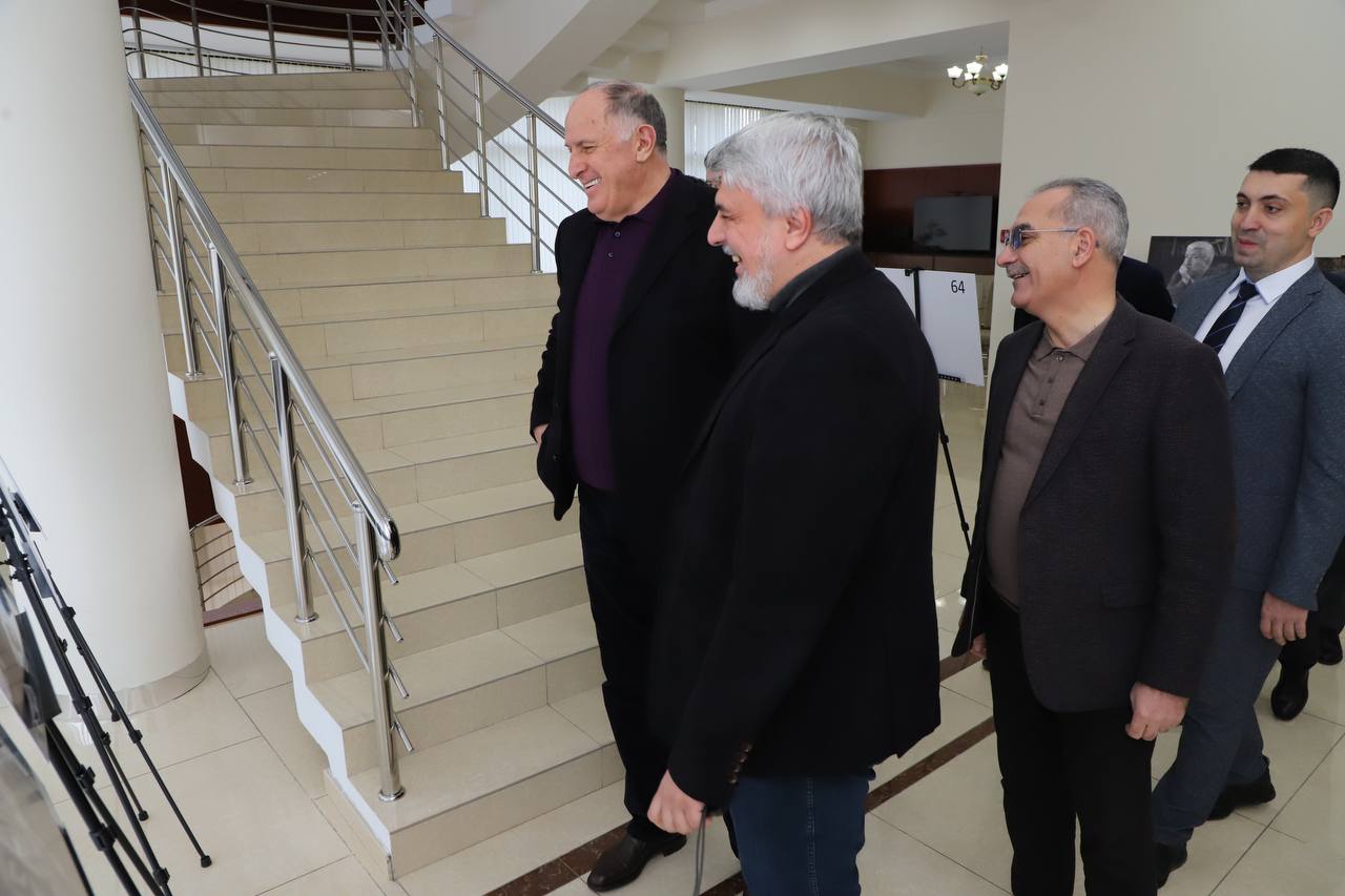 Абдулмуслим Абдулмуслимов наградил победителей акции #ЧитаемРасула