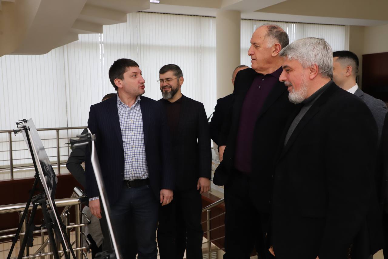 Абдулмуслим Абдулмуслимов наградил победителей акции #ЧитаемРасула