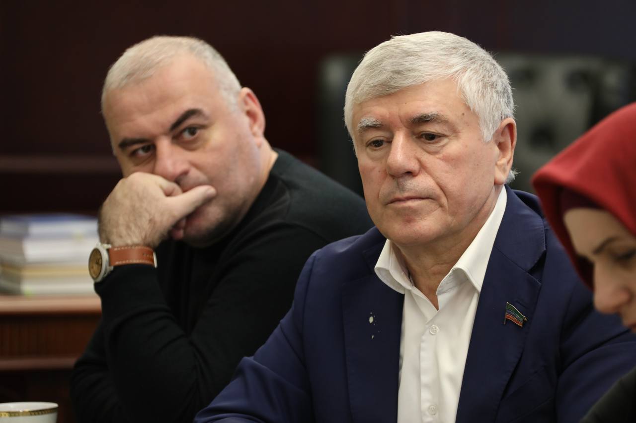 Абдулмуслим Абдулмуслимов встретился с прибывшим из зоны СВО Арсеном Аседовым