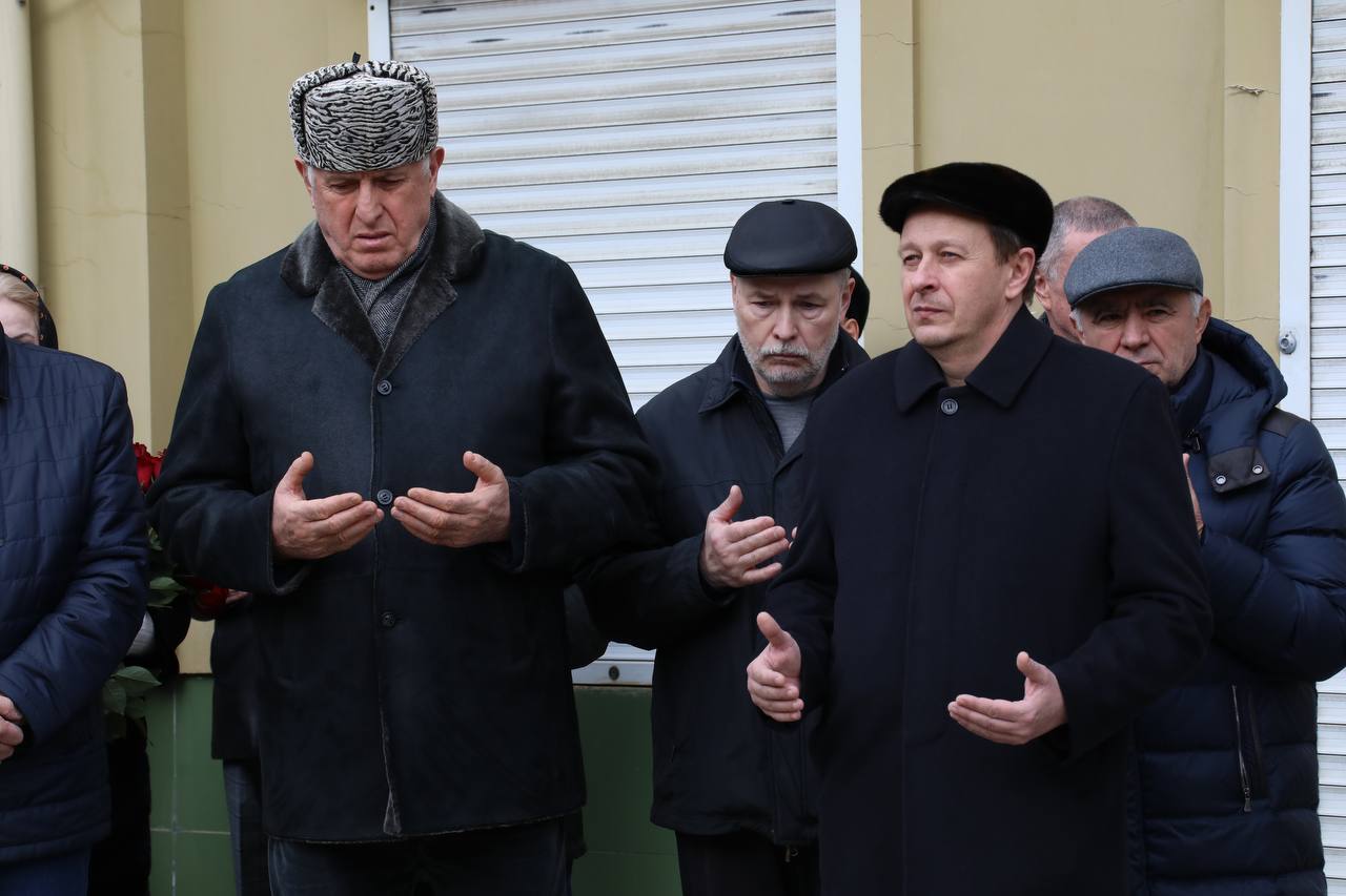 В Махачкале простились с известным композитором Мурадом Кажлаевым