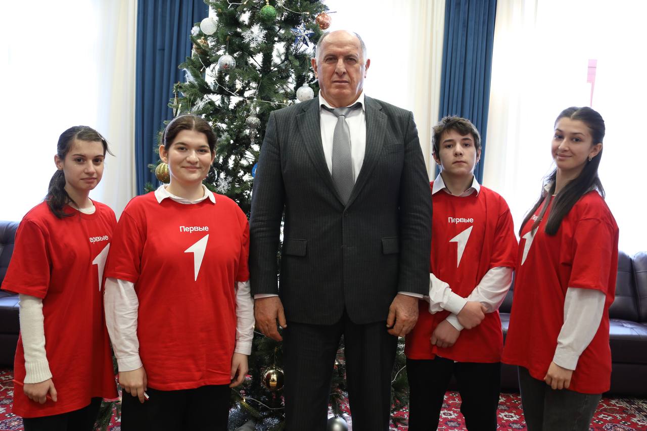 Абдулмуслим Абдулмуслимов присоединился к акции «Ёлка желаний»