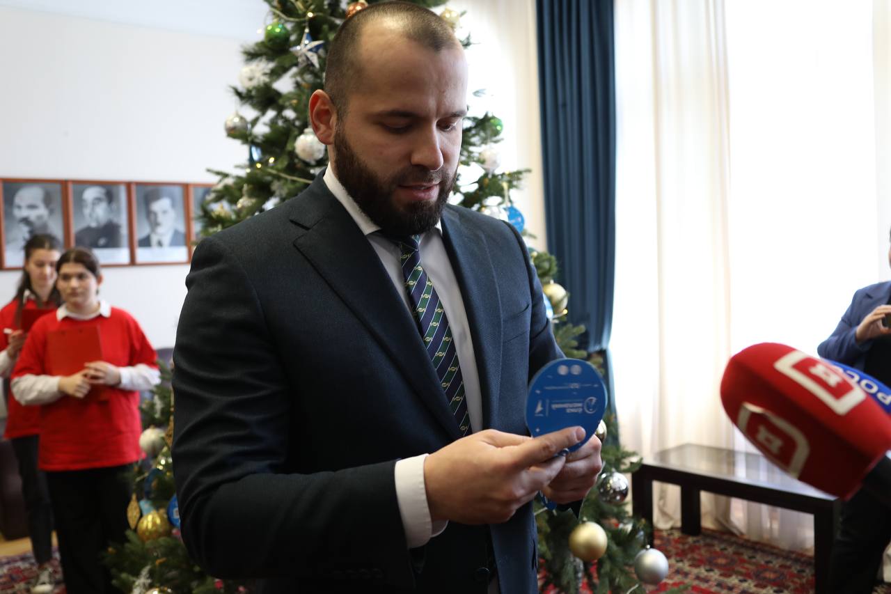 Абдулмуслим Абдулмуслимов присоединился к акции «Ёлка желаний»
