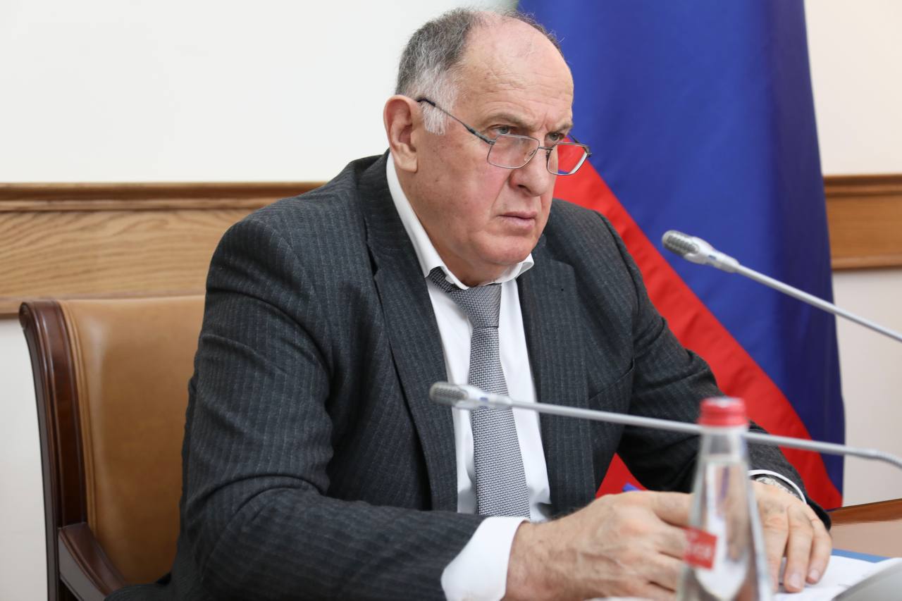 Абдулмуслим Абдулмуслимов призвал чиновников оперативнее реагировать на обращения граждан
