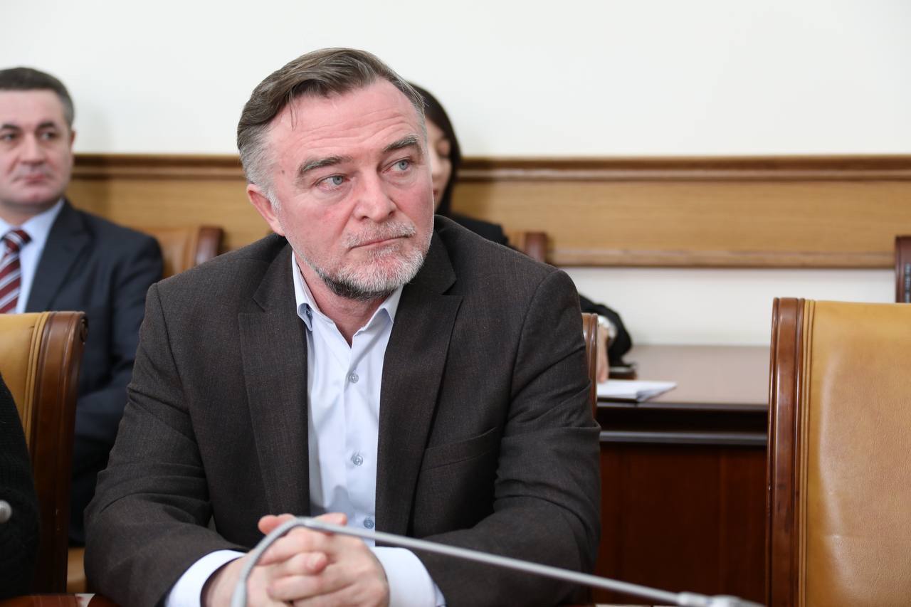 Абдулмуслим Абдулмуслимов призвал чиновников оперативнее реагировать на обращения граждан