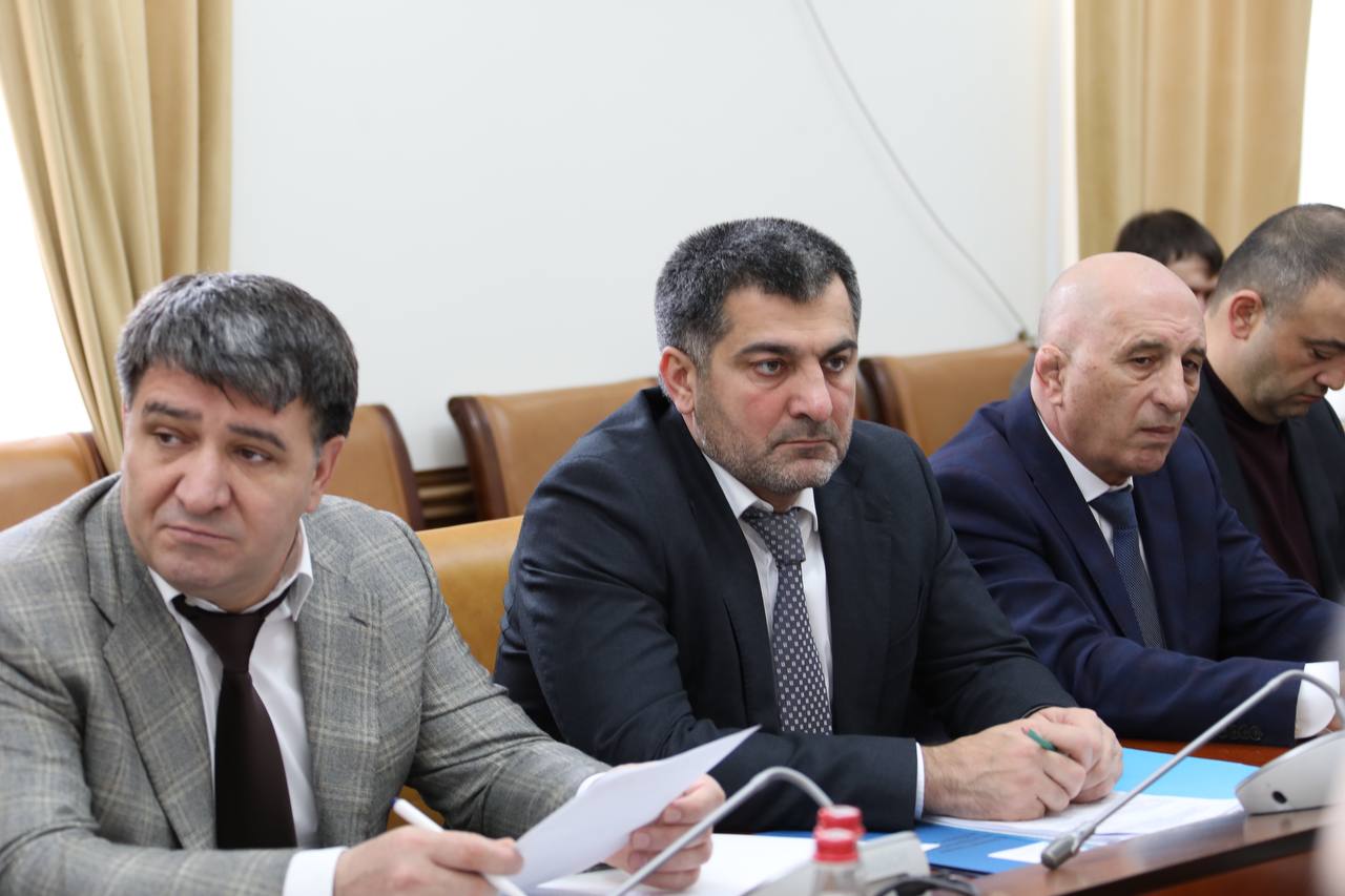 Абдулмуслим Абдулмуслимов призвал чиновников оперативнее реагировать на обращения граждан