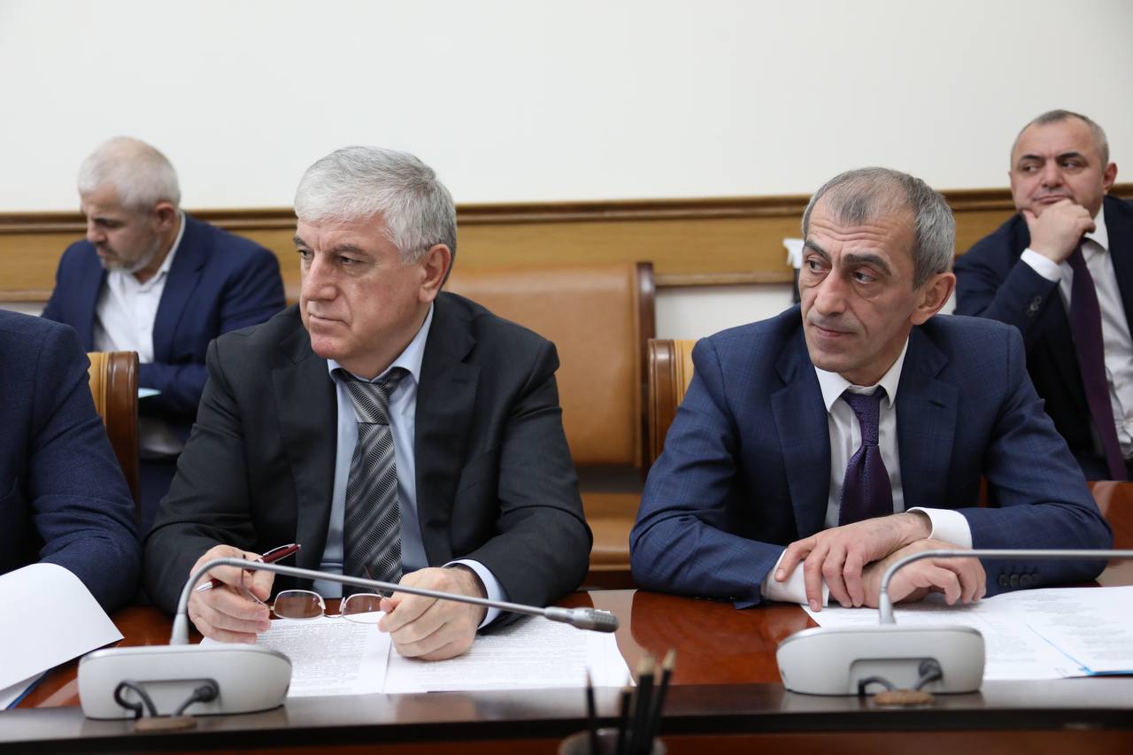 Плановый ввод в эксплуатацию объектов образования в рамках нацпроектов обсудили в Правительстве Дагестана