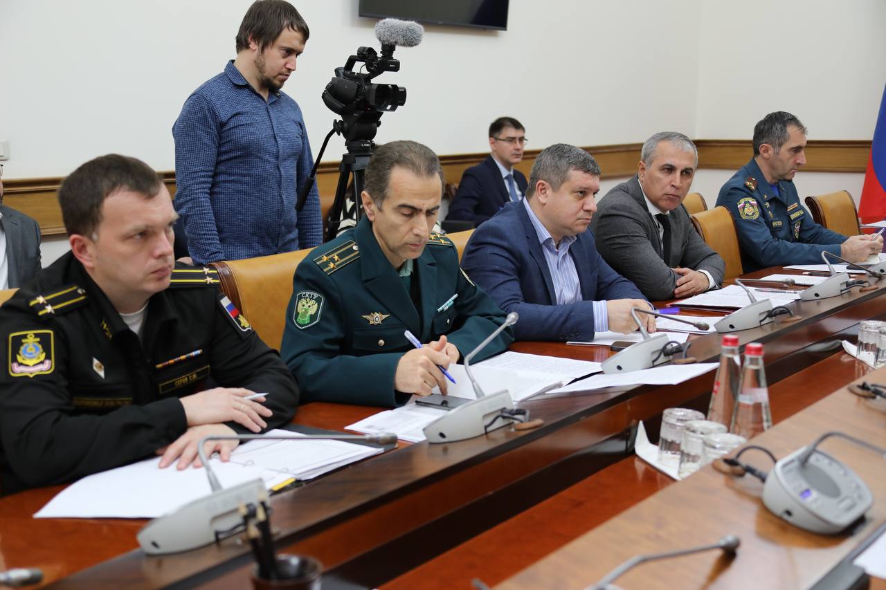 Решение проблем со вхождением судов в порт Махачкалы под контролем властей Дагестана