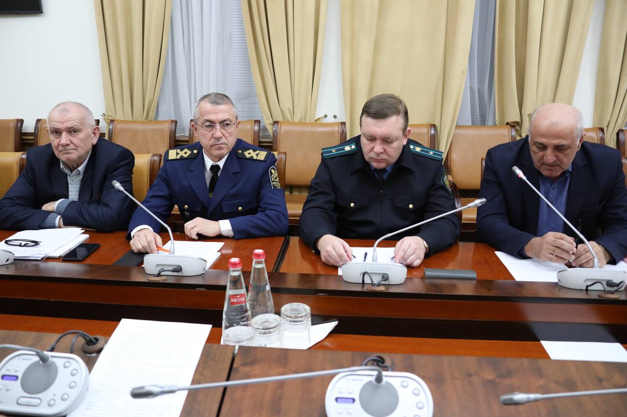 Решение проблем со вхождением судов в порт Махачкалы под контролем властей Дагестана