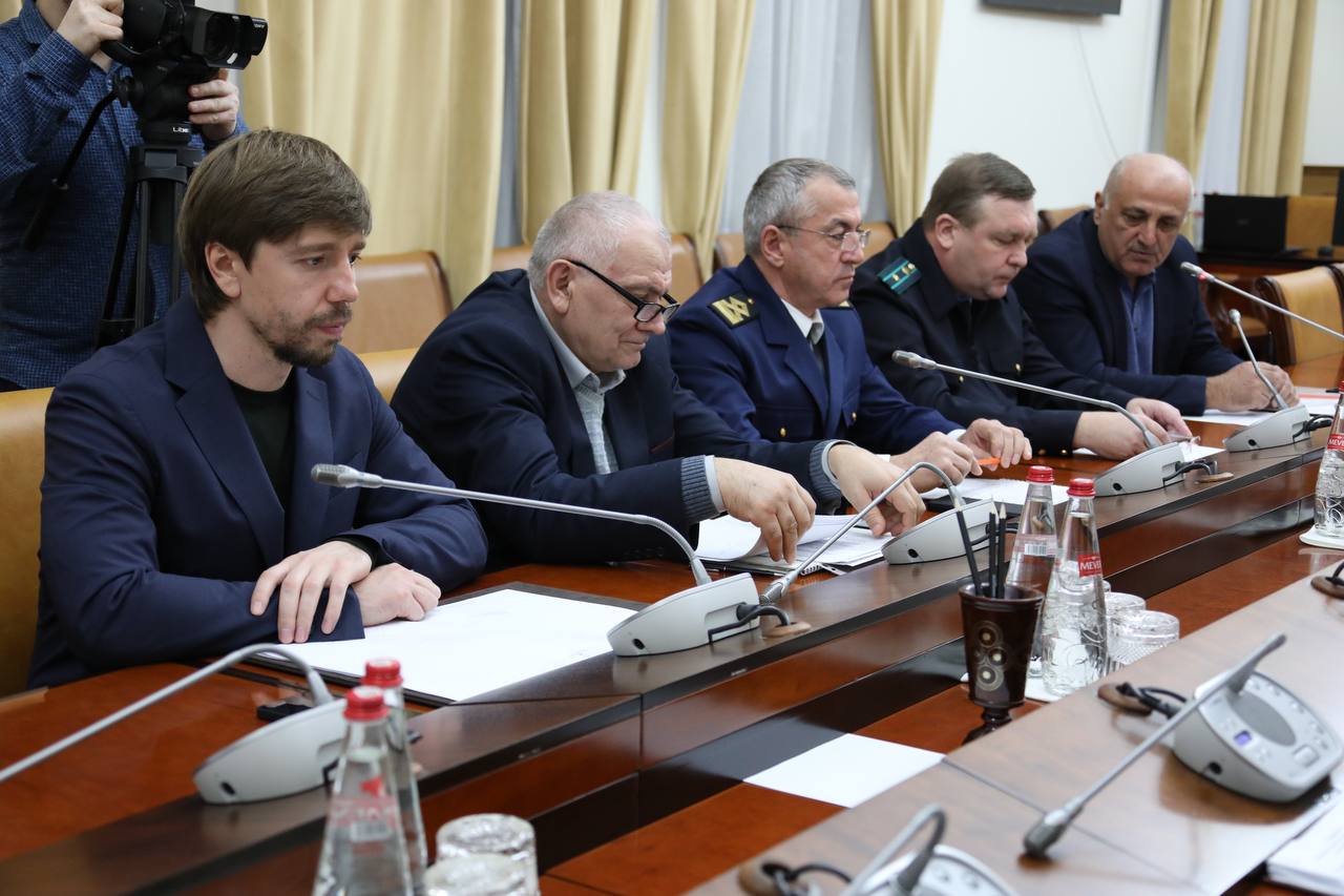 Решение проблем со вхождением судов в порт Махачкалы под контролем властей Дагестана