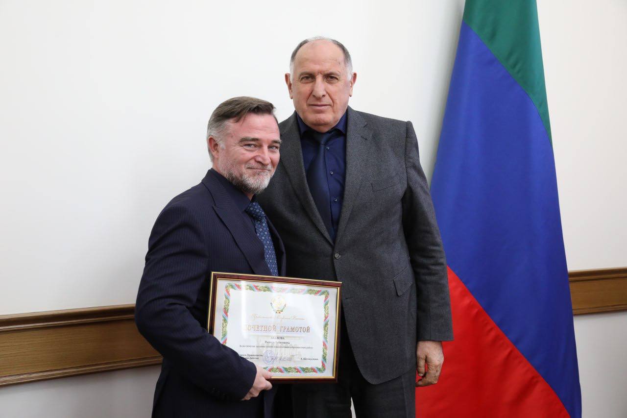 Абдулмуслим Абдулмуслимов вручил правительственные награды в преддверии Нового года