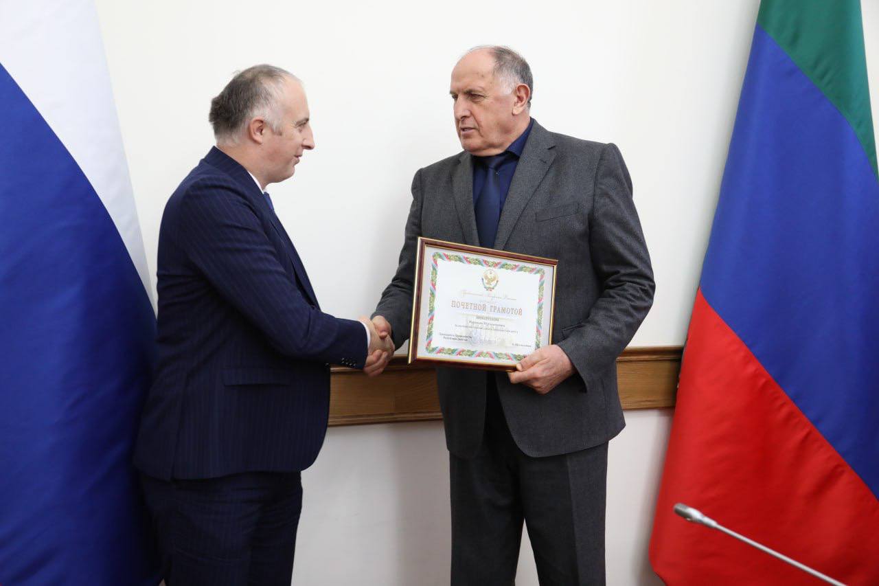Абдулмуслим Абдулмуслимов вручил правительственные награды в преддверии Нового года