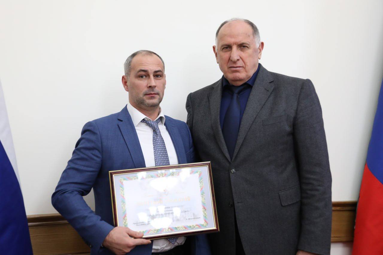 Абдулмуслим Абдулмуслимов вручил правительственные награды в преддверии Нового года