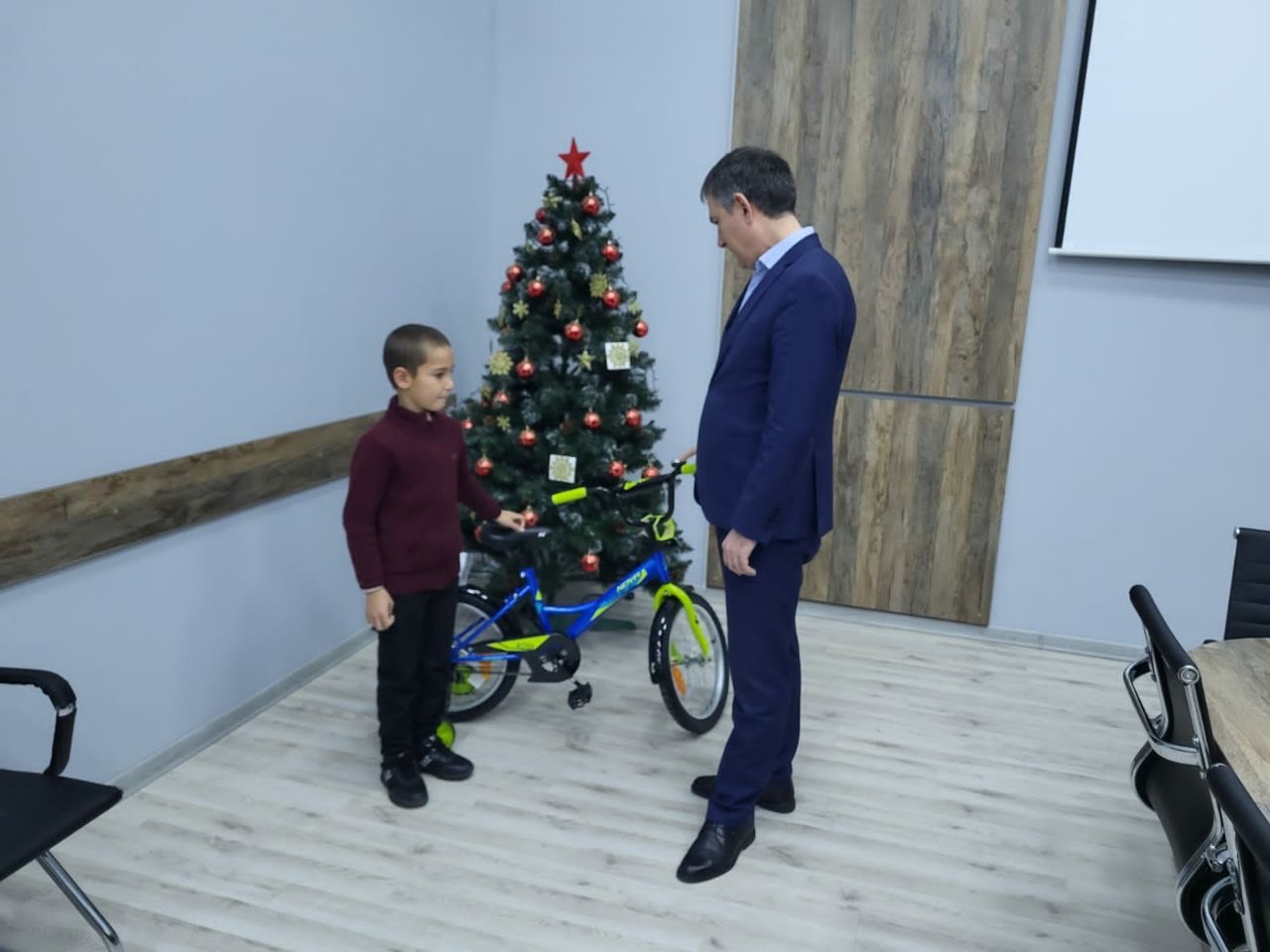 Вице-премьеры Дагестана исполнили новогодние желания детей с Елки желаний