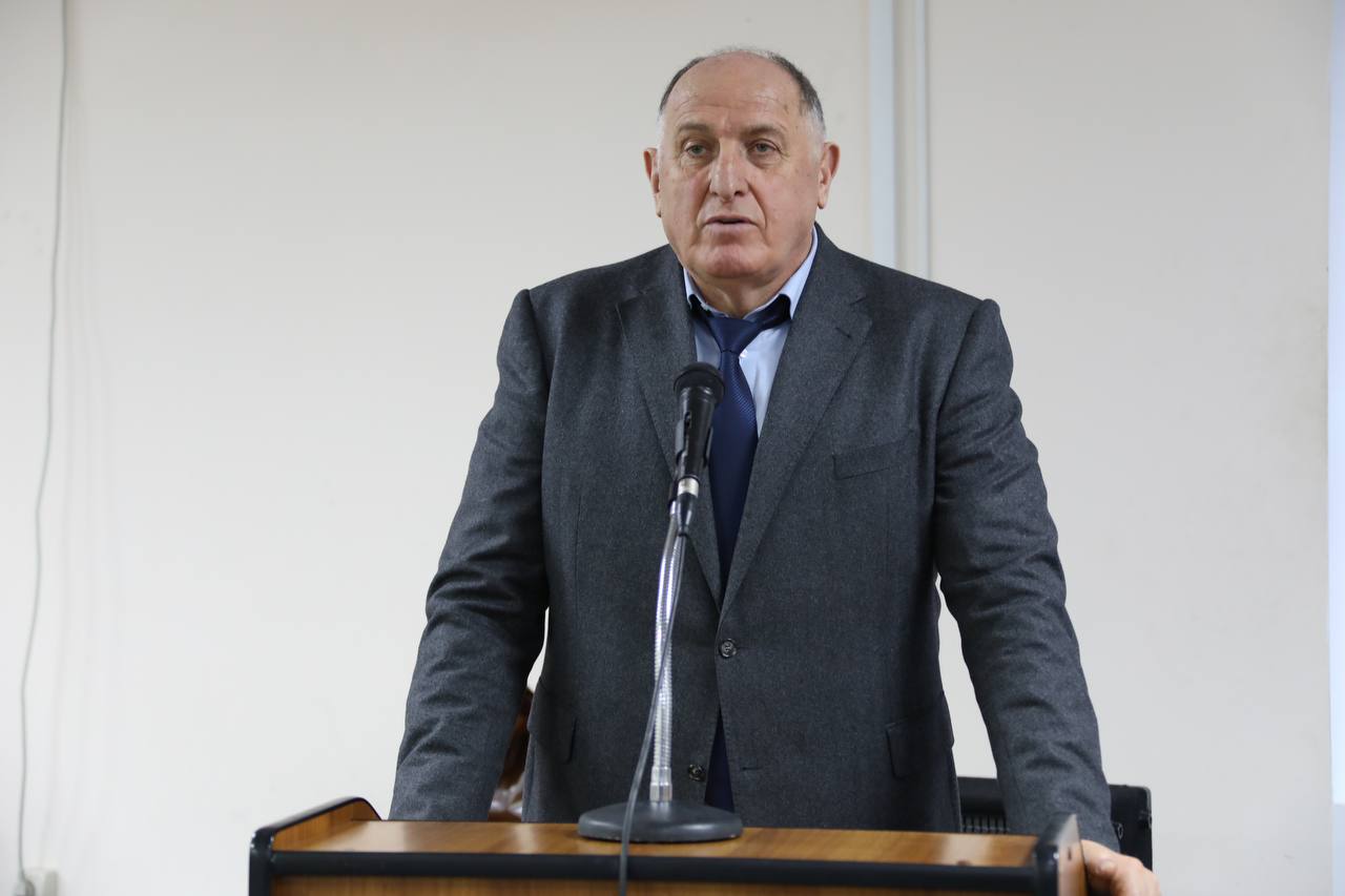 Абдулмуслим Абдулмуслимов вручил награды 43-м представителям СМИ в канун Дня российской печати