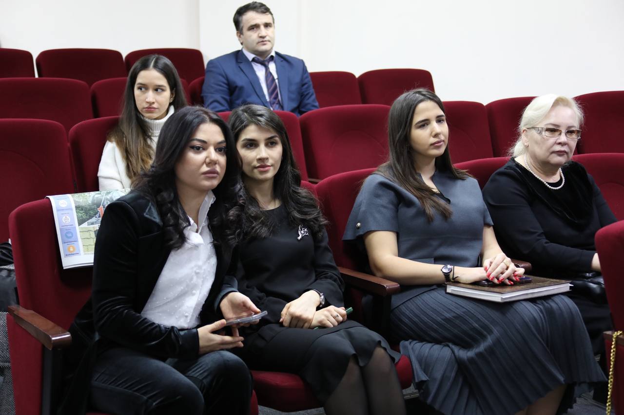 Абдулмуслим Абдулмуслимов вручил награды 43-м представителям СМИ в канун Дня российской печати