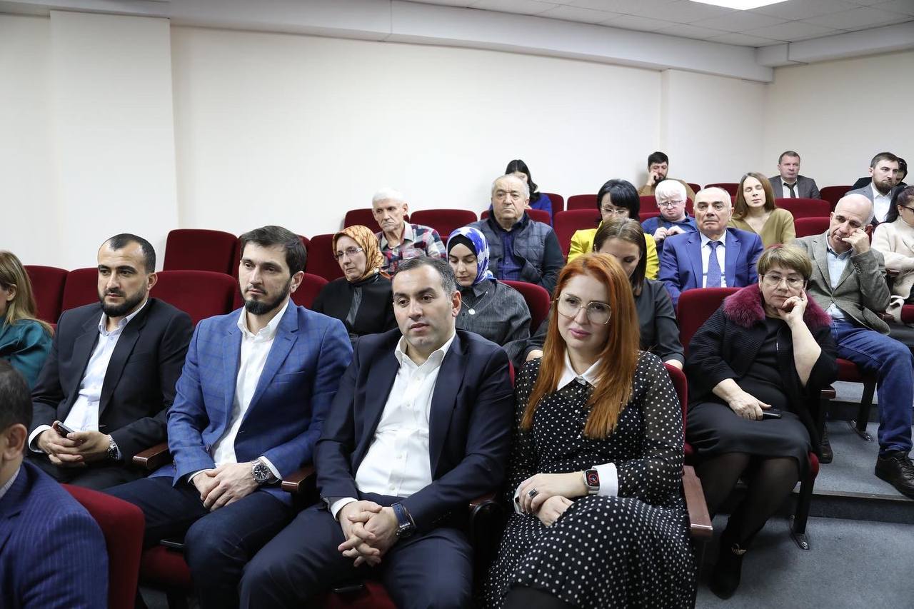 Абдулмуслим Абдулмуслимов вручил награды 43-м представителям СМИ в канун Дня российской печати