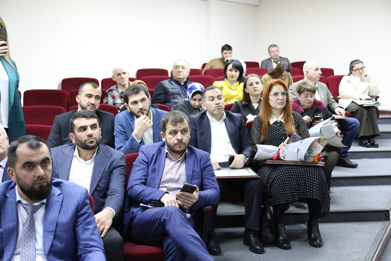 Абдулмуслим Абдулмуслимов вручил награды 43-м представителям СМИ в канун Дня российской печати